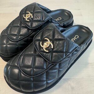 CHANEL Loafer